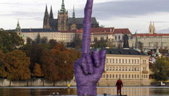 Напротив резиденции президента Чехии появилась десятиметровая скульптура руки с вытянутым средним пальцем