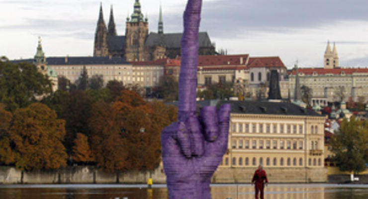 Напротив резиденции президента Чехии появилась десятиметровая скульптура руки с вытянутым средним пальцем