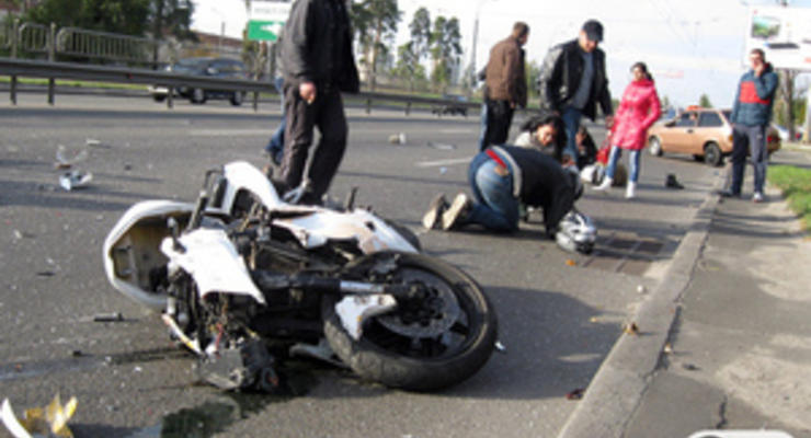Я-Корреспондент: В Киеве разбился мотоциклист с пассажиркой. Фоторепортаж с места ДТП