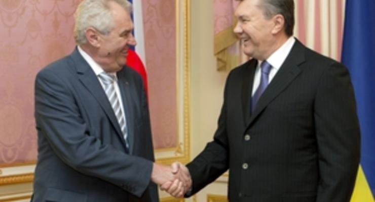 Президент Чехии предложил Януковичу погасить украинский госдолг за счет киевского "замка барона" - Ъ