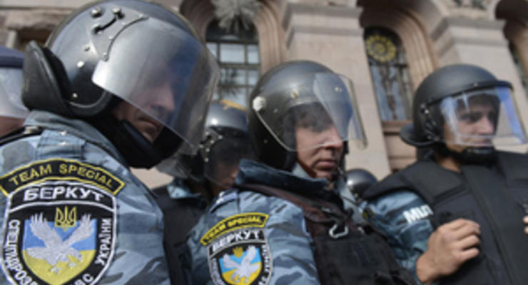 Затишье перед бурей. Здание Киевсовета окружили бойцы Беркута, контролируя здание мэрии снаружи и изнутри