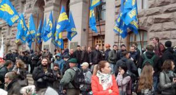 Митинг у Киевсовета проходит мирно, но Свобода намерена прорваться внутрь здания