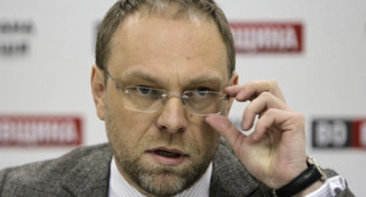 Власенко заявил, что Тимошенко не теряет надежд принять участие в выборах-2015
