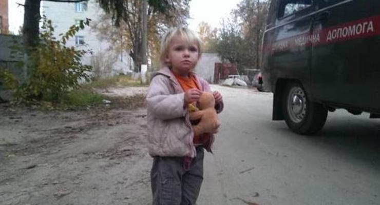 Девочку, брошенную на заправке под Киевом, забирают из детдома