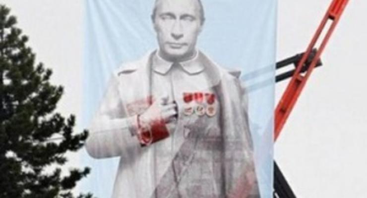 В Праге вывесили огромный плакат с Путиным в образе Сталина