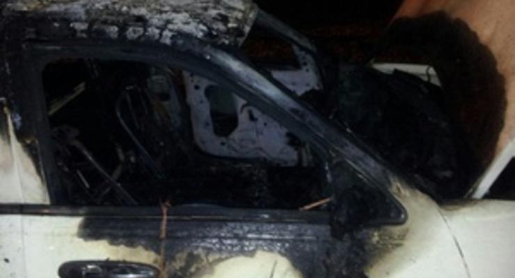 Неизвестные сожгли лимузин в центре Харькова