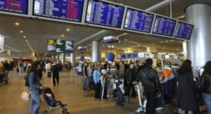 Пассажиры двух задержанных из-за тумана рейсов устроили акцию протеста в аэропорту Жуляны