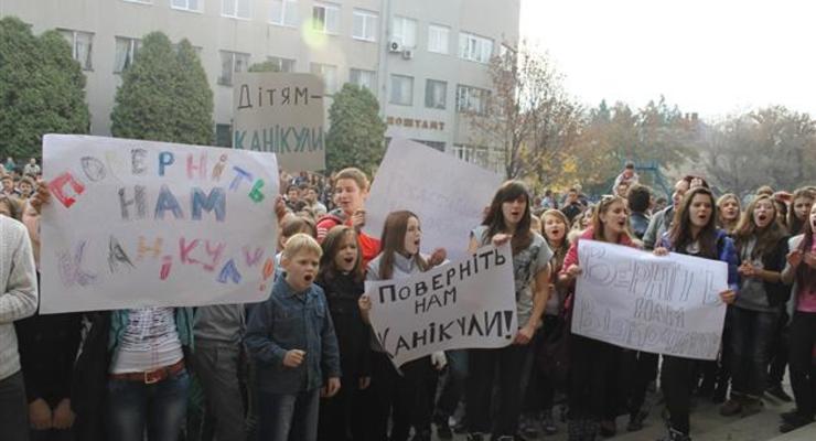 Верните каникулы! Мэрию Ужгорода обложили возмущенные школьники (ФОТО, ВИДЕО)