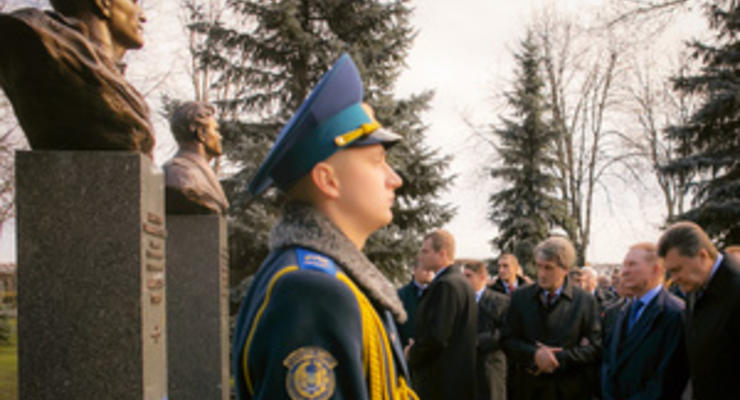 Янукович, Ющенко, Кучма и Кравчук возложили цветы к Могиле Неизвестного Солдата