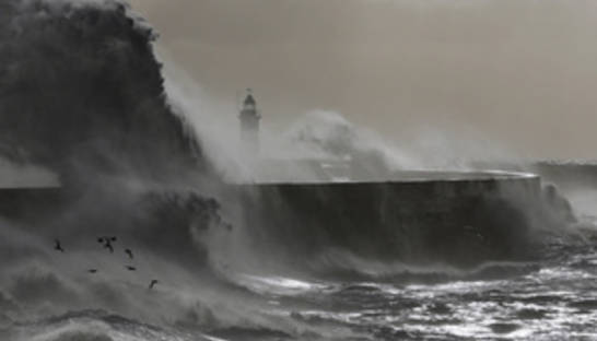 Жертвами сильнейшего шторма в Англии стали два человека