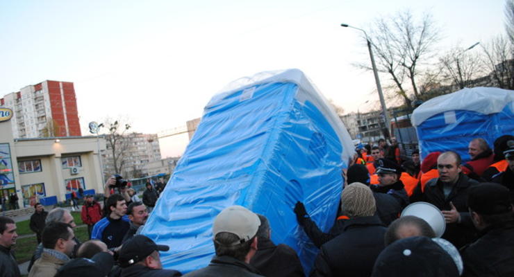 В Киеве швыряли биотуалетами: На Борщаговке отстаивали сквер (ФОТО)