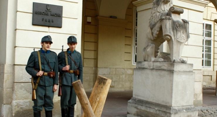 В центре Львова появились бронемашины и автоматы (ФОТО, ВИДЕО)