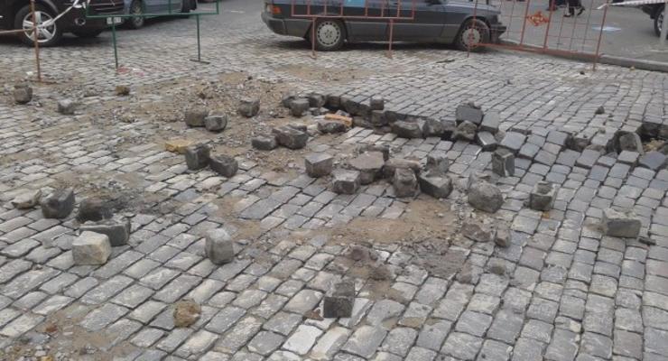 В центре Киева гейзер раскидал брусчатку (ФОТО)