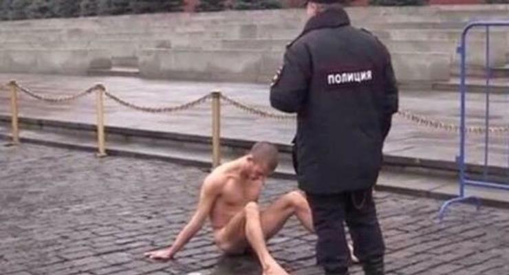 На Красной площади художник прибил свои половые органы гвоздем к брусчатке