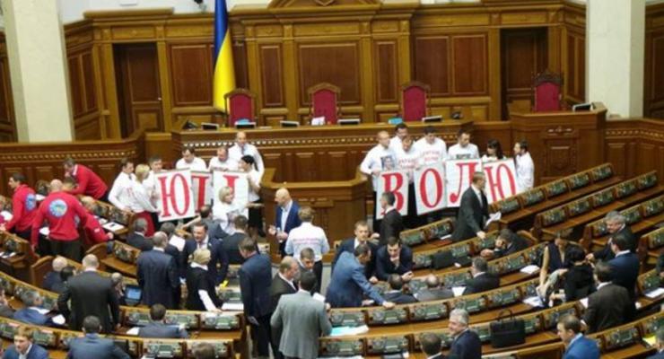 Юле волю: Рада не смогла отпустить Тимошенко за границу