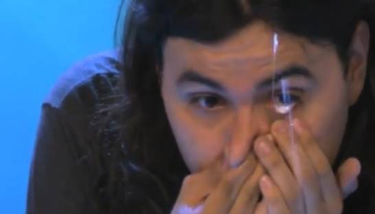 Американец стал рекордсменом по брызганью молока из глаз (ВИДЕО)