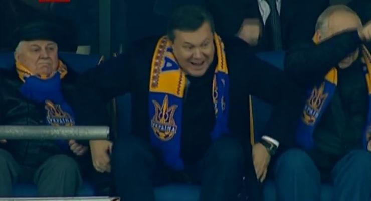 Янукович на футболе на радостях застрял в кресле (ВИДЕО)