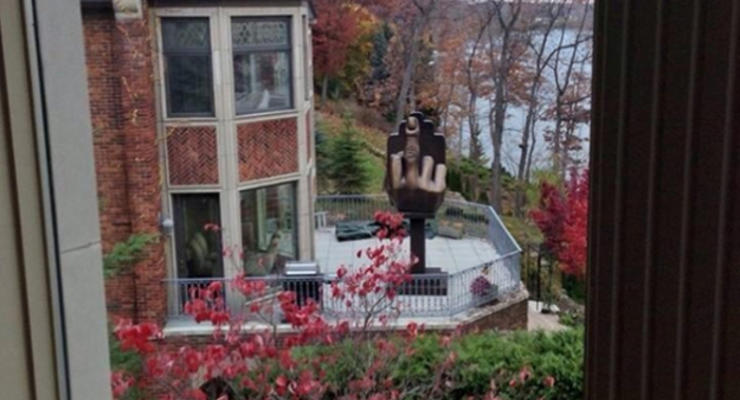 Владелец стрип-клуба построил памятник "среднему пальцу" под окном своей бывшей