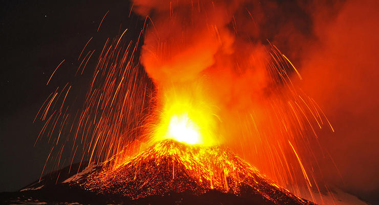 В Италии произошло новое извержение вулкана Этна (ФОТО)