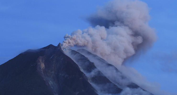 В Индонезии отменены авиарейсы из-за извержения двух вулканов