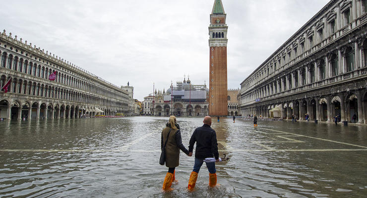 День в фото: наводнение века в Италии и пожар в Киеве