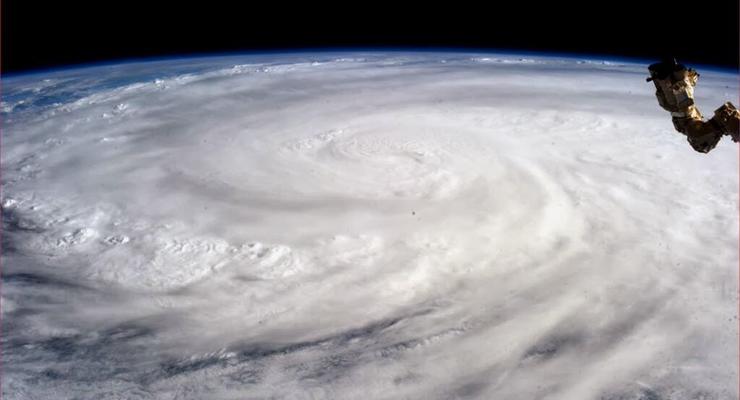 Главные ВИДЕО дня: Тайфун из космоса и обнаженная девушка в метро