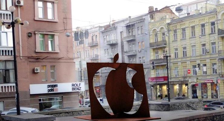 В Киеве установили памятный знак Стиву Джобсу
