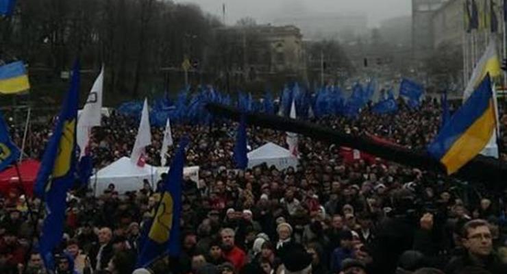 На Евромайдане в Киеве собрались десятки тысяч украинцев