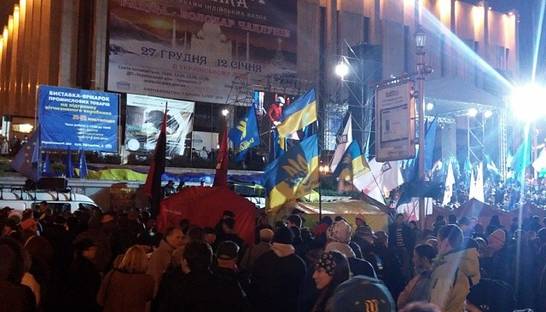 Сторонники евроинтеграции стягиваются к Европейской площади, движение автомобилей затруднено