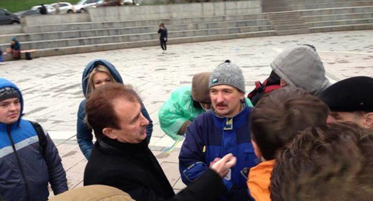 Попов пообещал митингующим на Майдане туалеты и палатку для обогрева