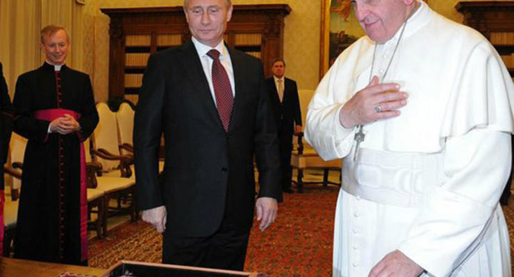 День в фото: Путин с Папой и сугробы в Украине