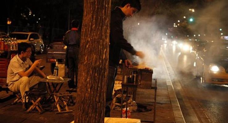 Власти Китая борются со смогом, запрещая барбекю