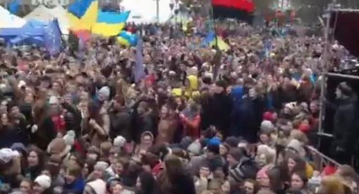 Участники Евромайдана во Львове исполнили массовый танец в поддержку евроинтеграции