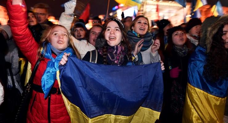 В Киеве продолжается Евромайдан, на Европейской площади возводят сцену