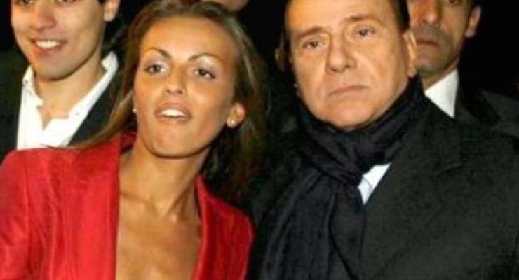 Подружка Берлускони попросила Папу Римского о помощи