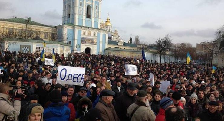 После разгона Евромайдана на Михайловской площади собрались тысячи людей и послы ЕС