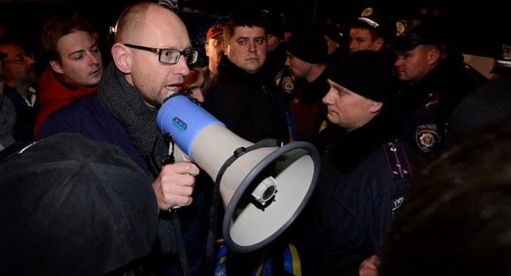 Яценюк: Народное вече будет стоять до тех пор, пока премьер и глава МВД не уйдут в отставку