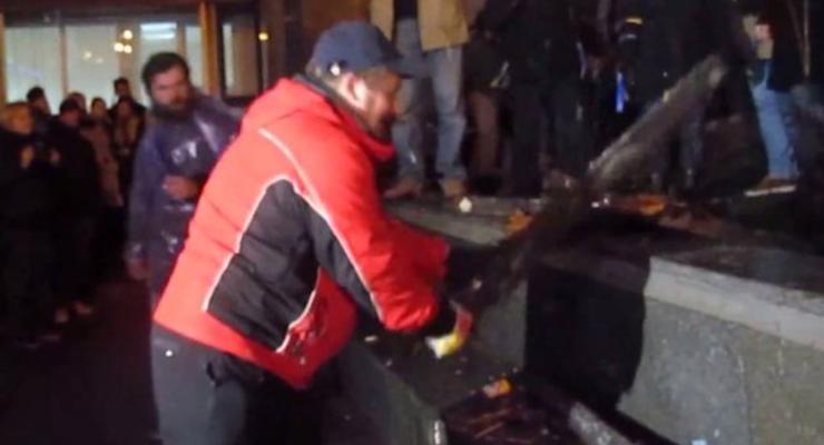 В сети появилось видео активистов Евромайдана, бьющих милицию дубинками
