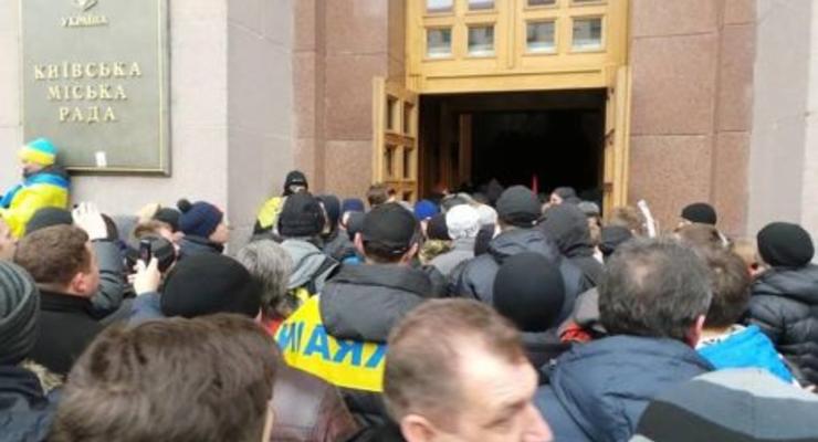 Митингующие проникли в здание КГГА - ТВ