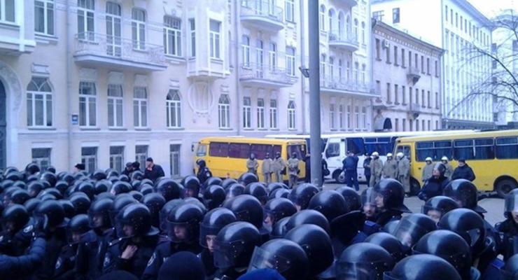 Беркут оттеснил штурмующих Администрацию президента до улицы Институтской