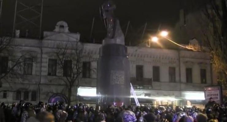 «Беркут» отбил атаку на памятник Ленину