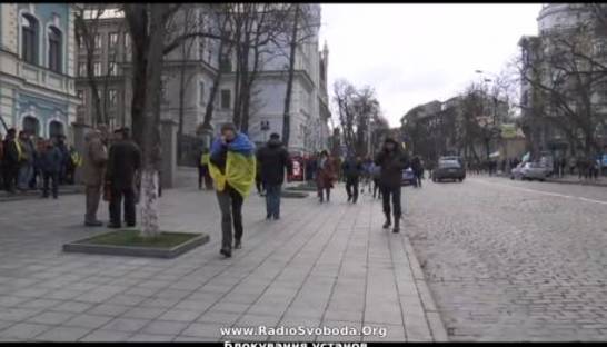 В Киеве на Банковой собираются протестующие, АП под охраной Беркута