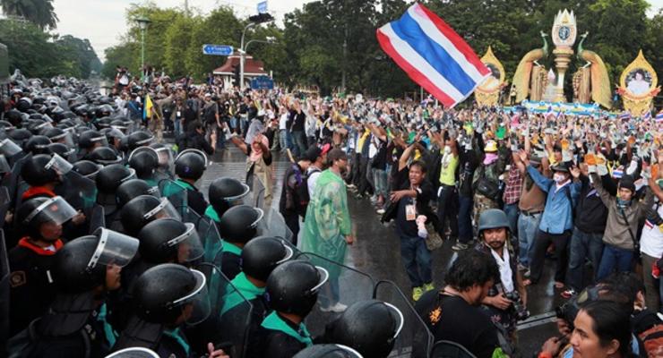 Демонстранты в столице Таиланда отправились на штурм правительственных зданий
