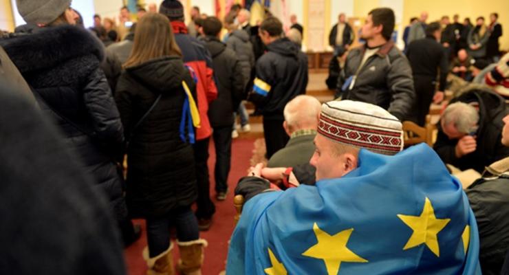 Митингующие выгнали из киевской мэрии двух видных регионалов