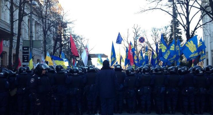 Здание парламента Украины со всех сторон окружено сотрудниками милиции