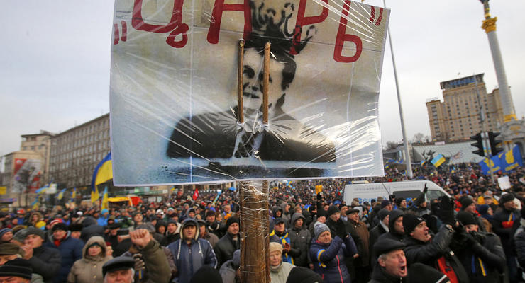 День в фото: Азаров в Раде, «царь» и свинья на Майдане
