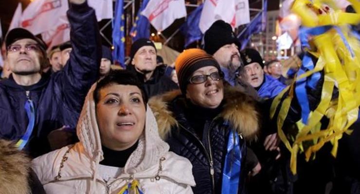 Жена Кличко спела со сцены Майдана песню Нины Матвиенко