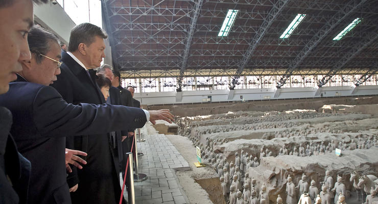 Янукович в Китае любовался терракотовыми воинами