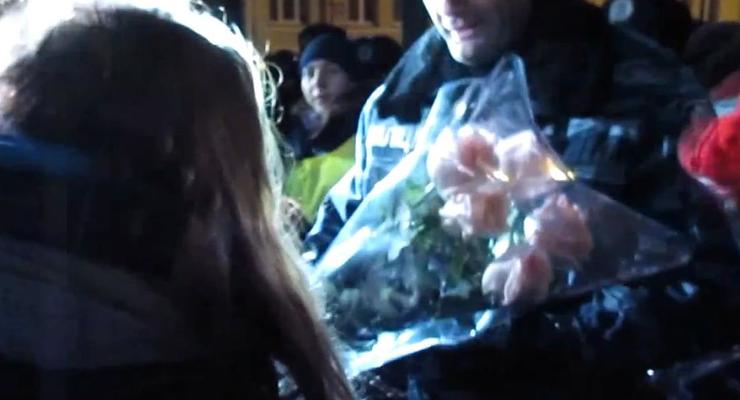 Милиционеры подарили цветы активисткам Евромайдана