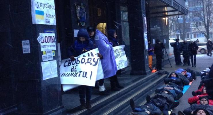 "Лежачий протест" у Генпрокуратуры: чиновники переступают через людей